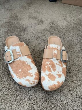 Donald J. Pliner Tan and White Cowhide Leather Mules with Buckle
